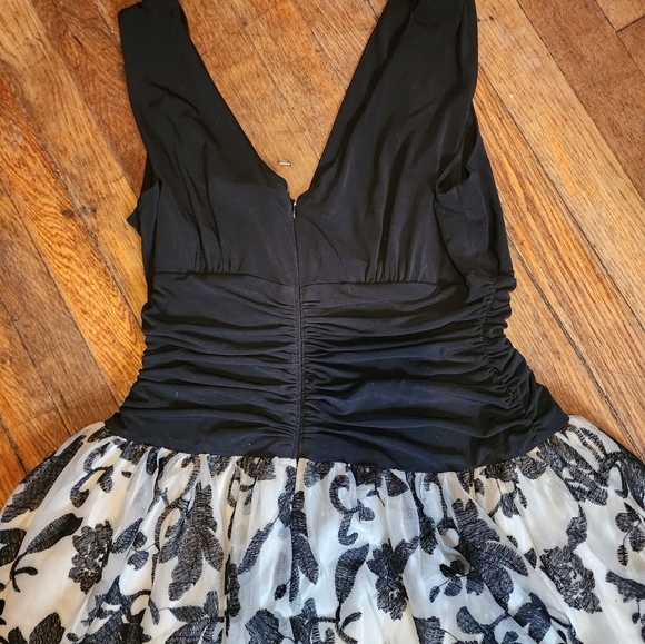 Elegant Black and White Floral Dress - Picture 3 of 12